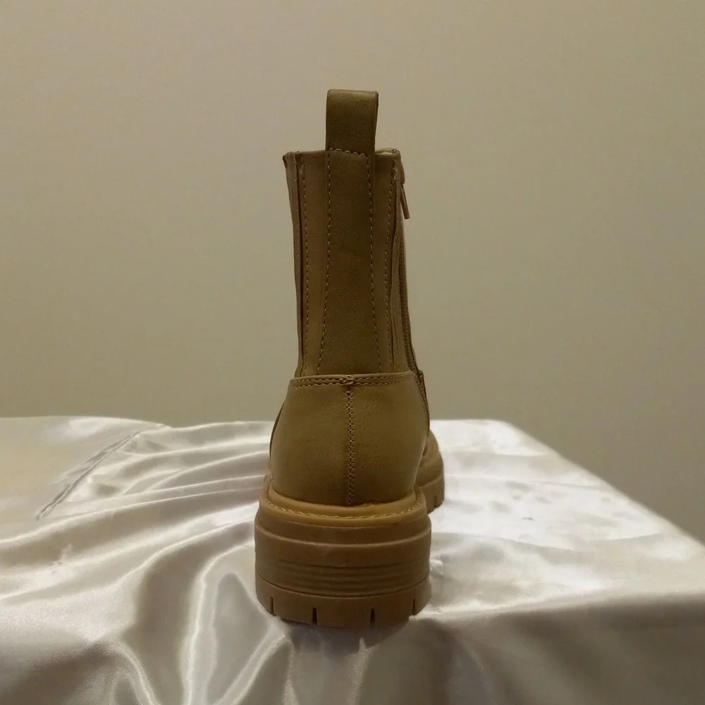 NWT 8.5 TT Ankle Boots Tan Memory Foam Comfy Slouchy Combat Moto Lug Chelsea